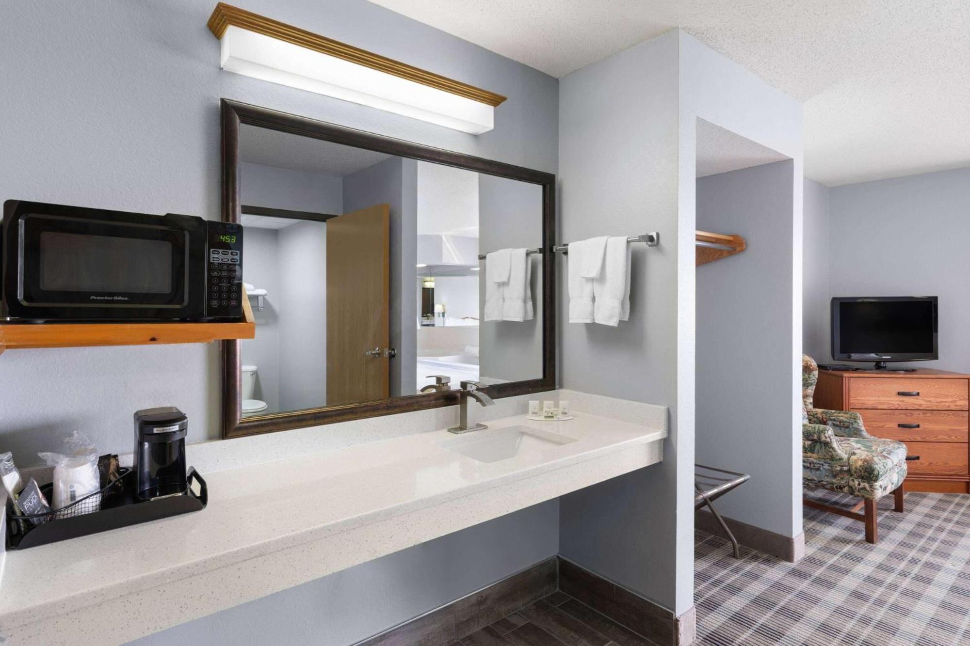 Americinn By Wyndham Stuart Exteriér fotografie